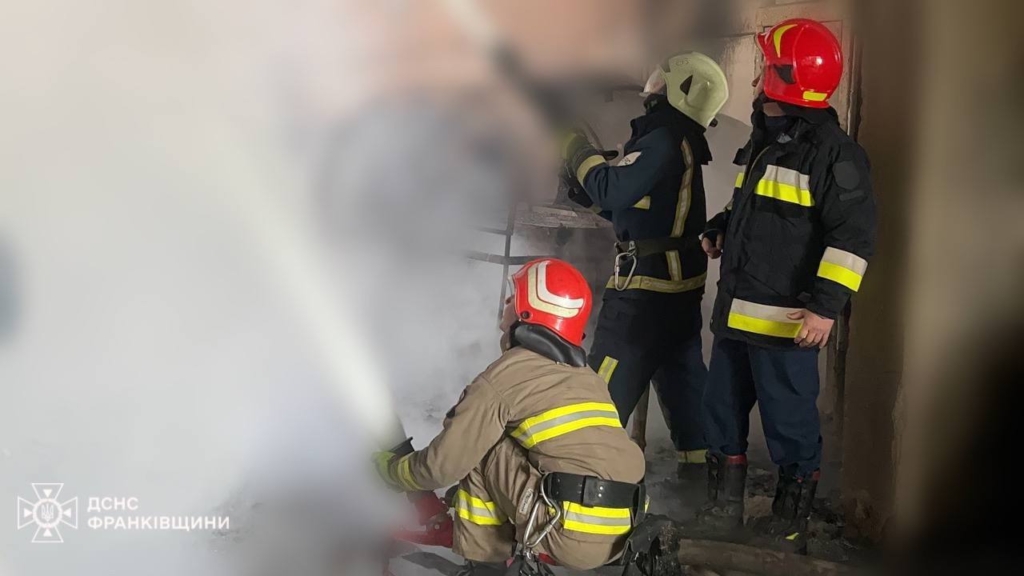 На Прикарпатті рятувальники загасили пожежу, спричинену ворожим обстрілом 1