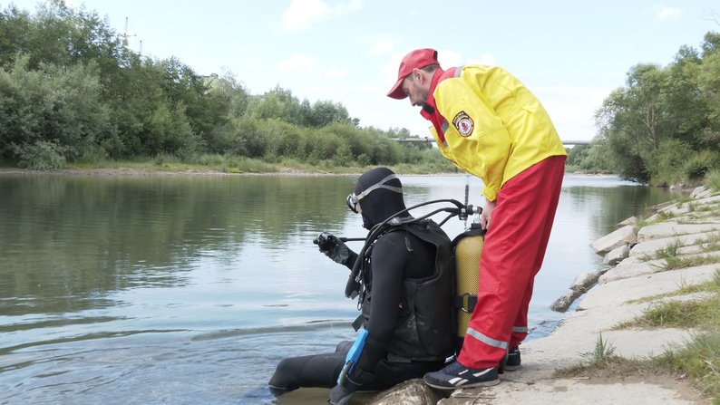 У Франківській громаді водолази розчищають річки та озера 2