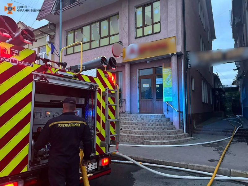 У Надвірній в центрі загорілася будівля