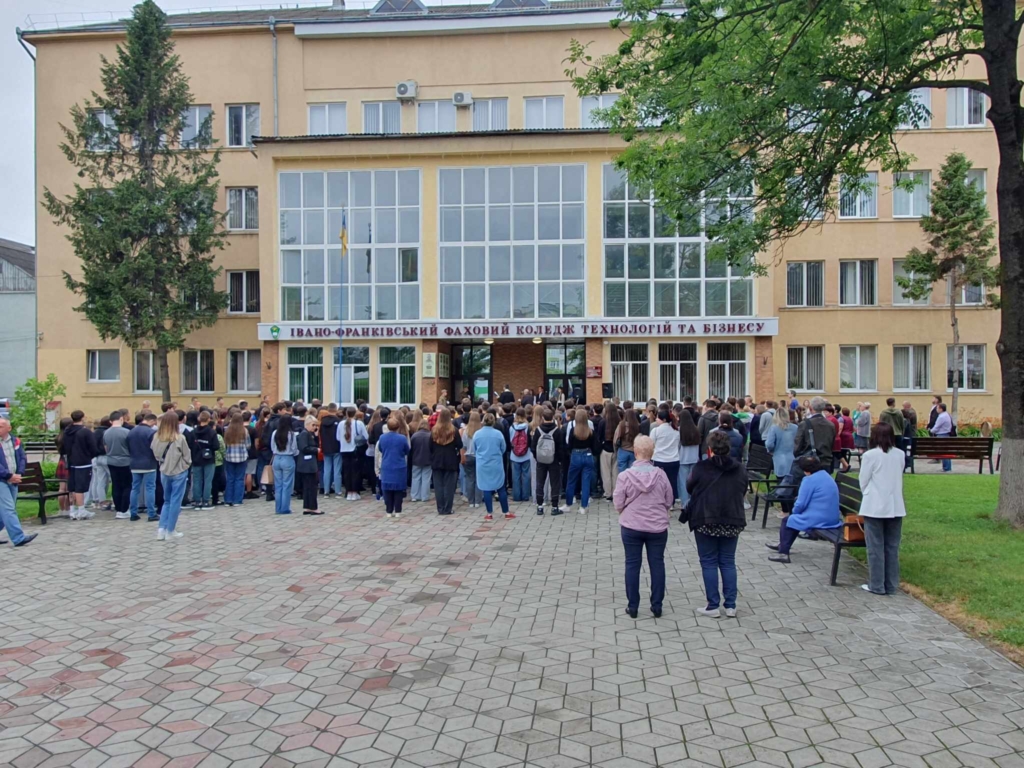 У франківському коледжі відкрили меморіальні дошки полеглим Василю Дорошенку, Роману Голубу та Володимиру Кушнірику 1