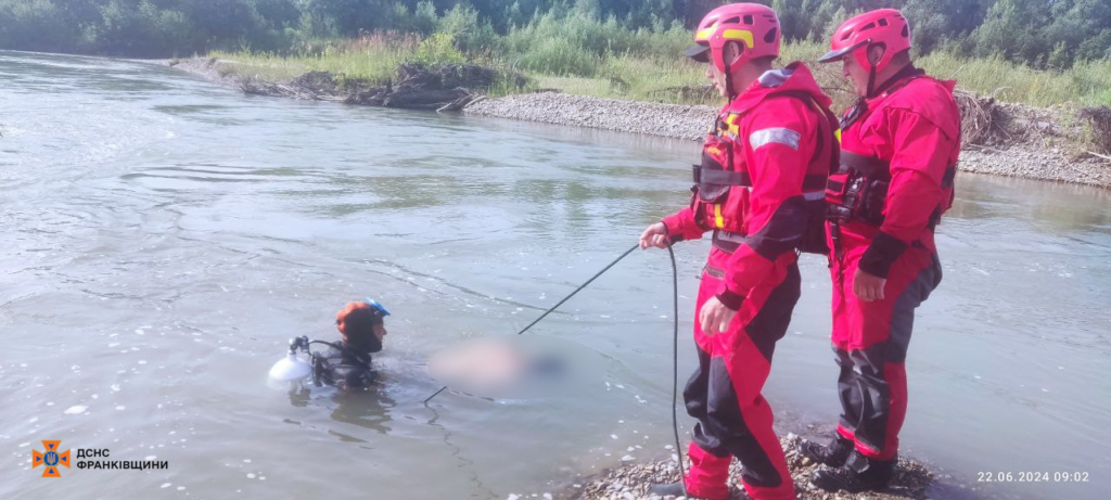 Водолази знайшли мертвим 17-річного хлопця, який впав у Черемош 1