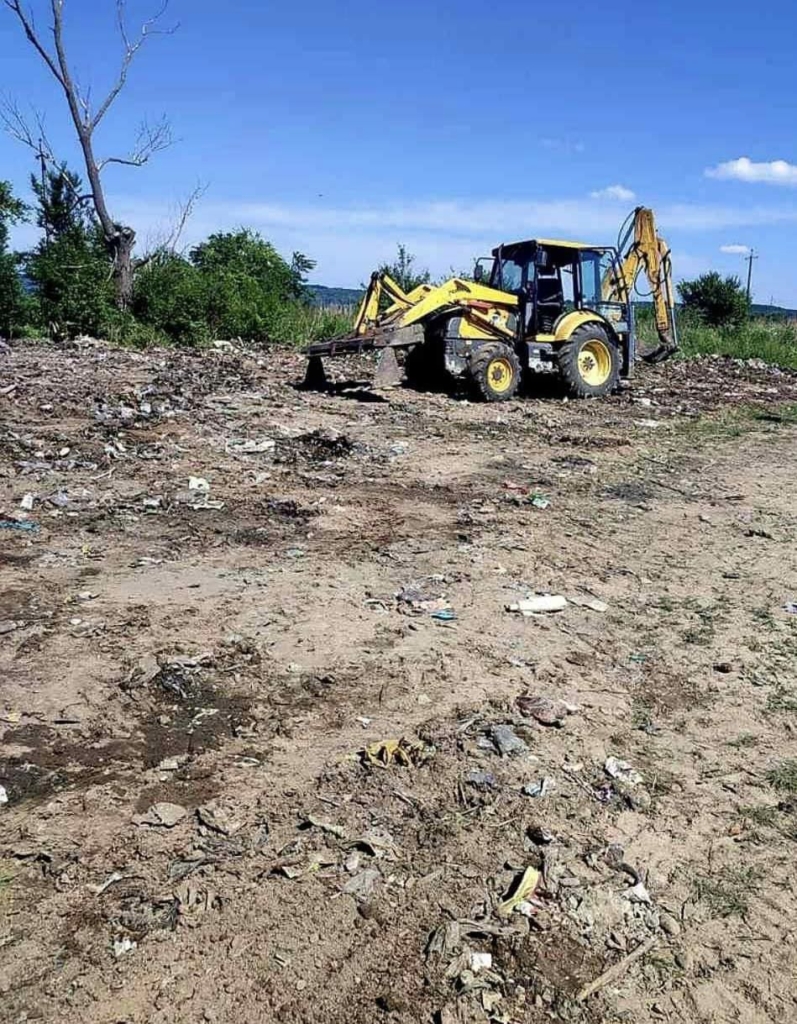 У селі на Калущині комунальники упродовж кількох днів вивозили сміття 2