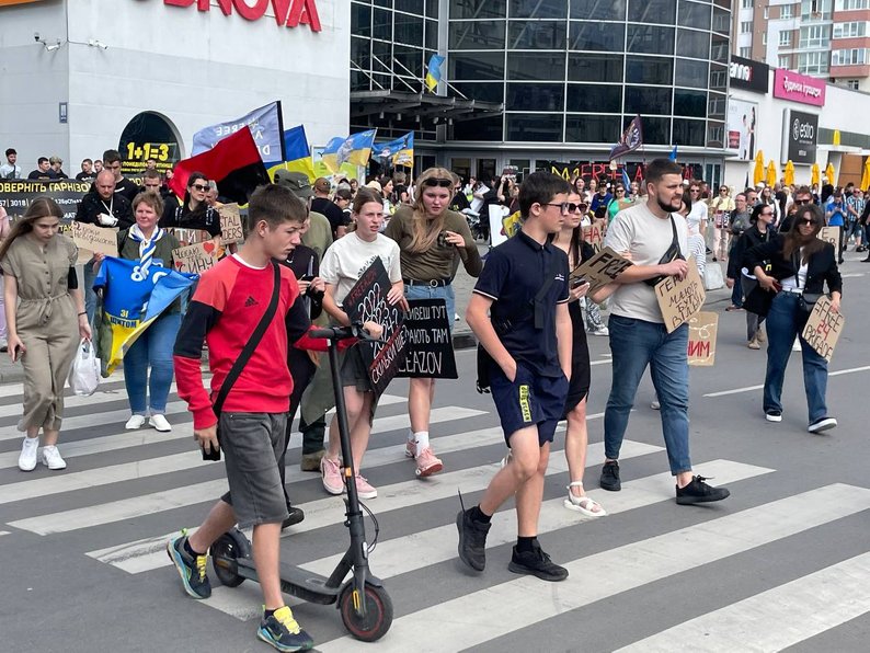 У Франківську понад 200 людей вийшли на пікет, щоби нагадати про звільнення полонених азовців