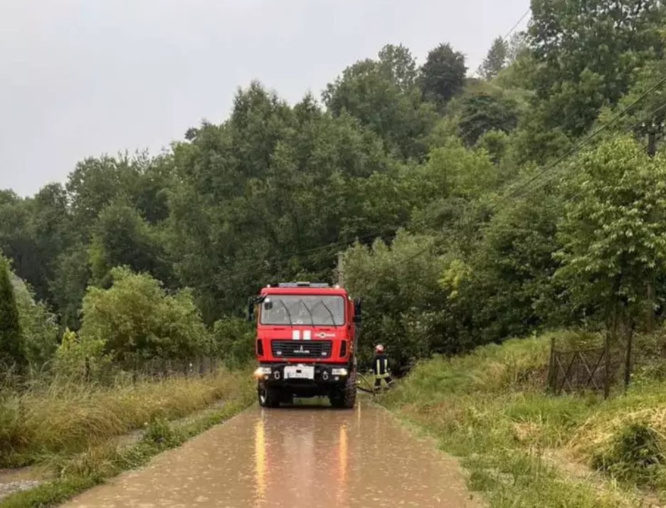 У Галичі і Тязеві через сильний дощ підтопило двори і городи 1