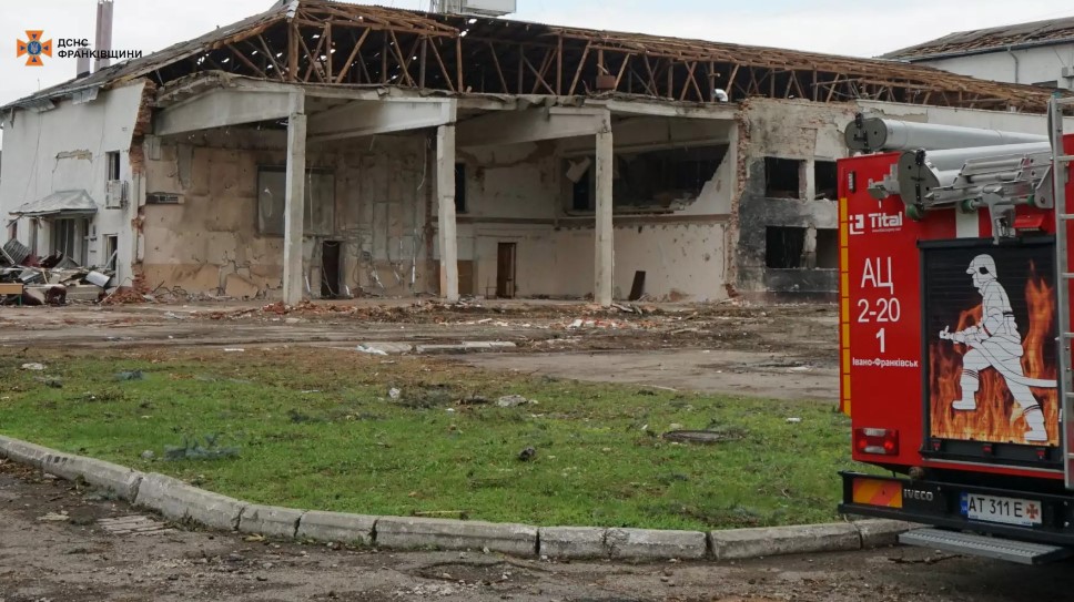 Рятувальники розібрали завали на місці пошкодженого обстрілом корпусу ІФНТУНГ 1