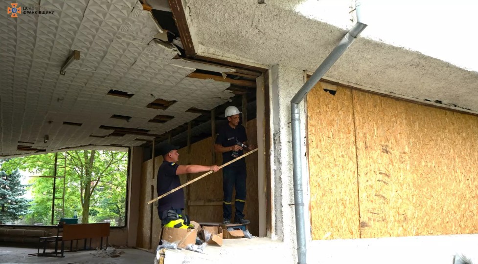 Рятувальники розібрали завали на місці пошкодженого обстрілом корпусу ІФНТУНГ 2