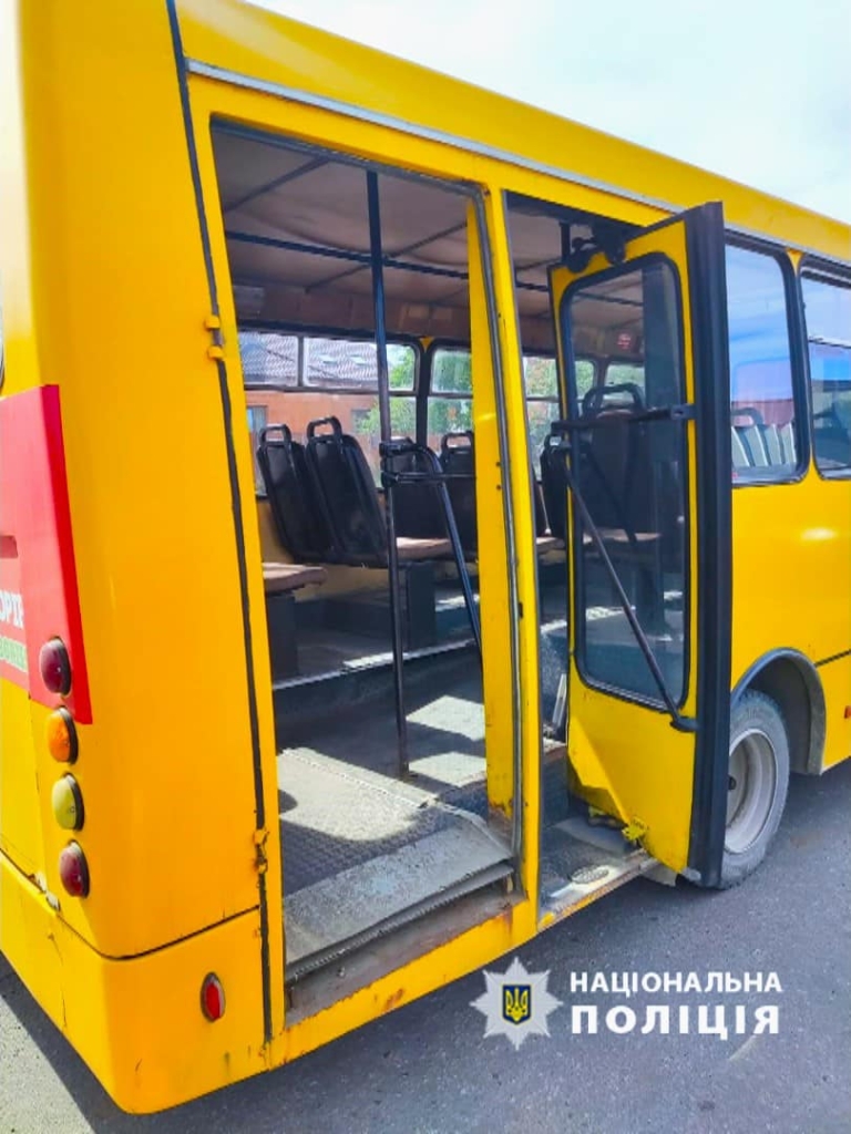 Поліцейські розслідують, чому з маршрутки у Франківську під час руху випала пасажирка 1