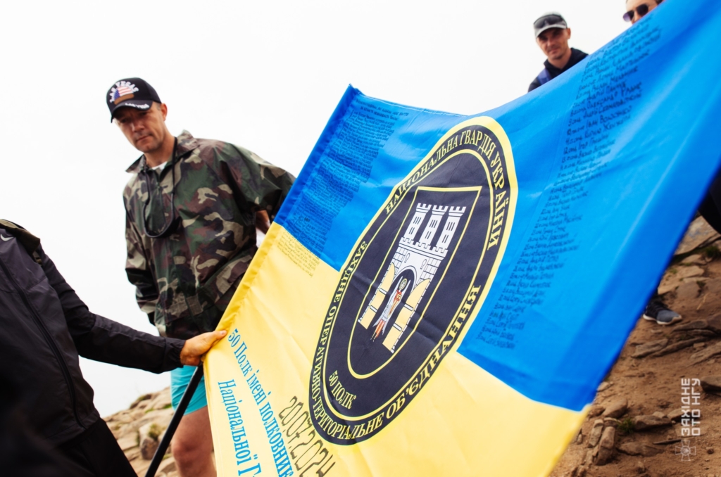 Нацгвардійці на Говерлі підняли прапор з іменами полеглих та зниклих безвісти воїнів 1