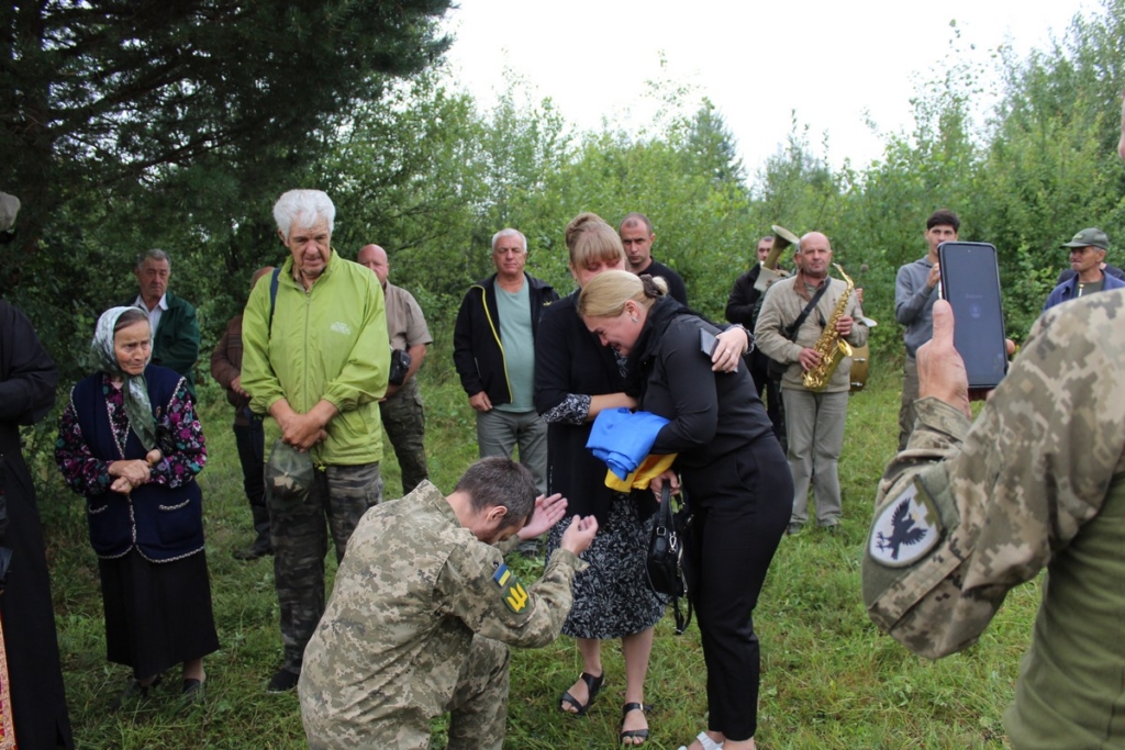 В Делятині поховали захисника з Луганщини