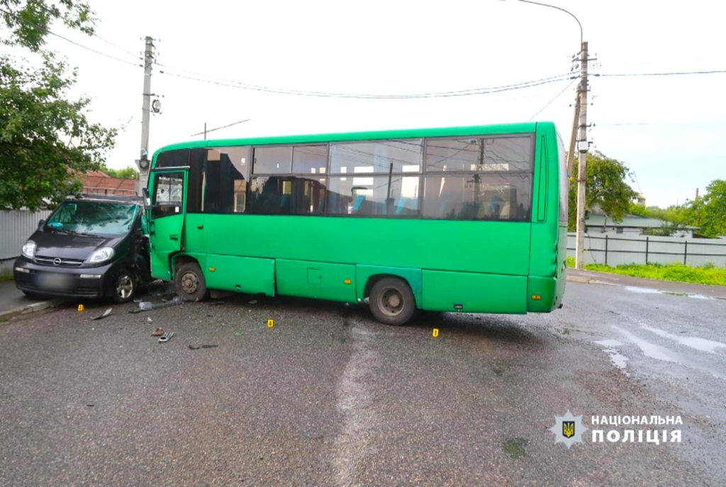 У Надвірній водій автобуса зіткнувся з двома авто 1