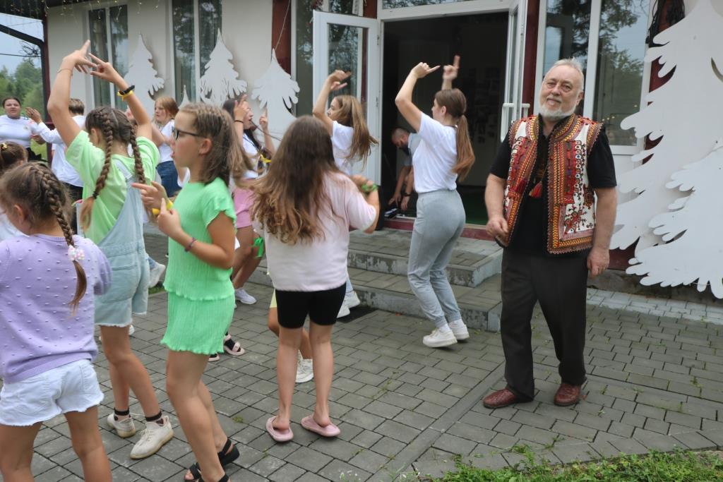 У Грушеві діти зі святим Миколаєм співають, танцюють та заготовляють сіно 5