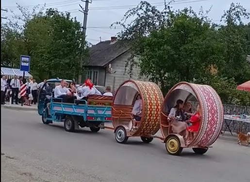 Електротрицикл катає туристів на Косівщині