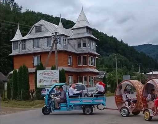 На Косівщині туристів катає трицикл