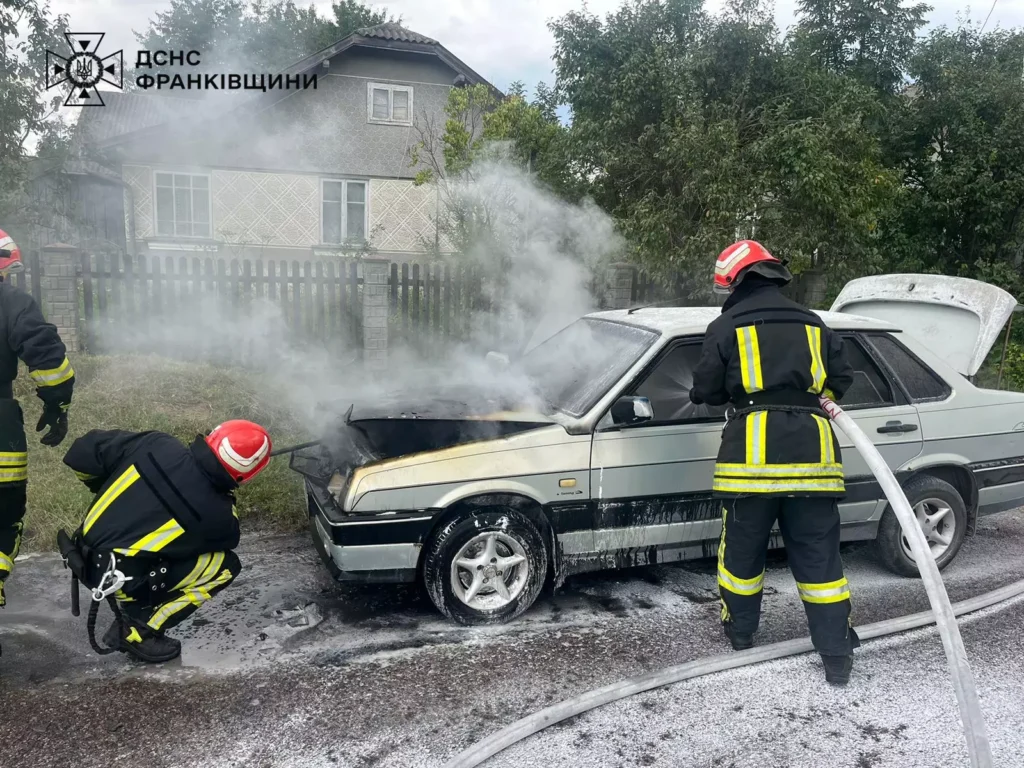 Горить автомобіль - працюють пожежники, с. Крилос