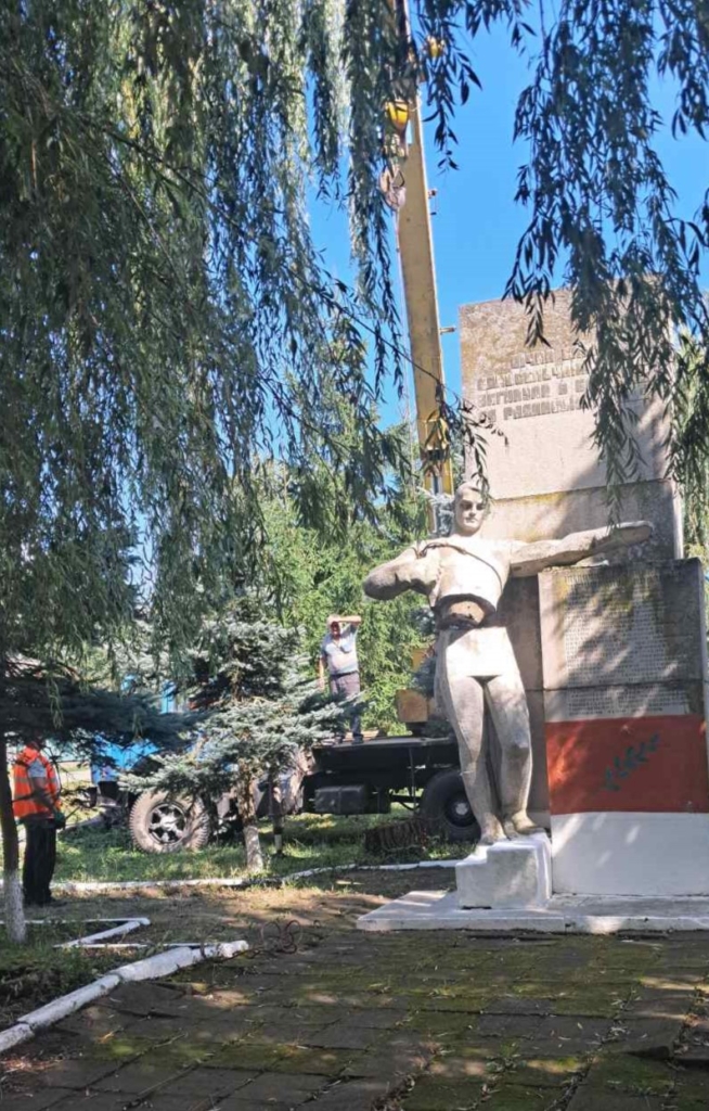 У Городенківській громаді демонтували два радянські пам'ятники 1