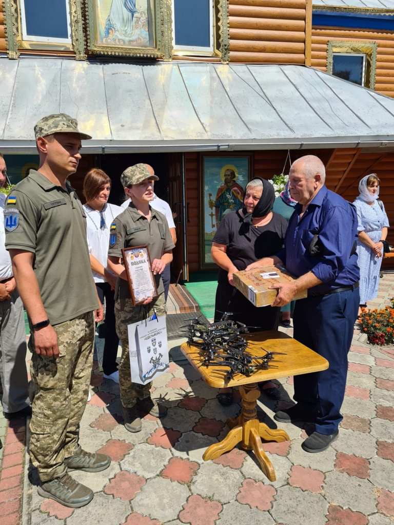 У пам'ять про сина батьки загиблого військового Руслана Голінатого з села Видинів Снятинської громади закупили шість квадрокоптерів для Збройних Сил України