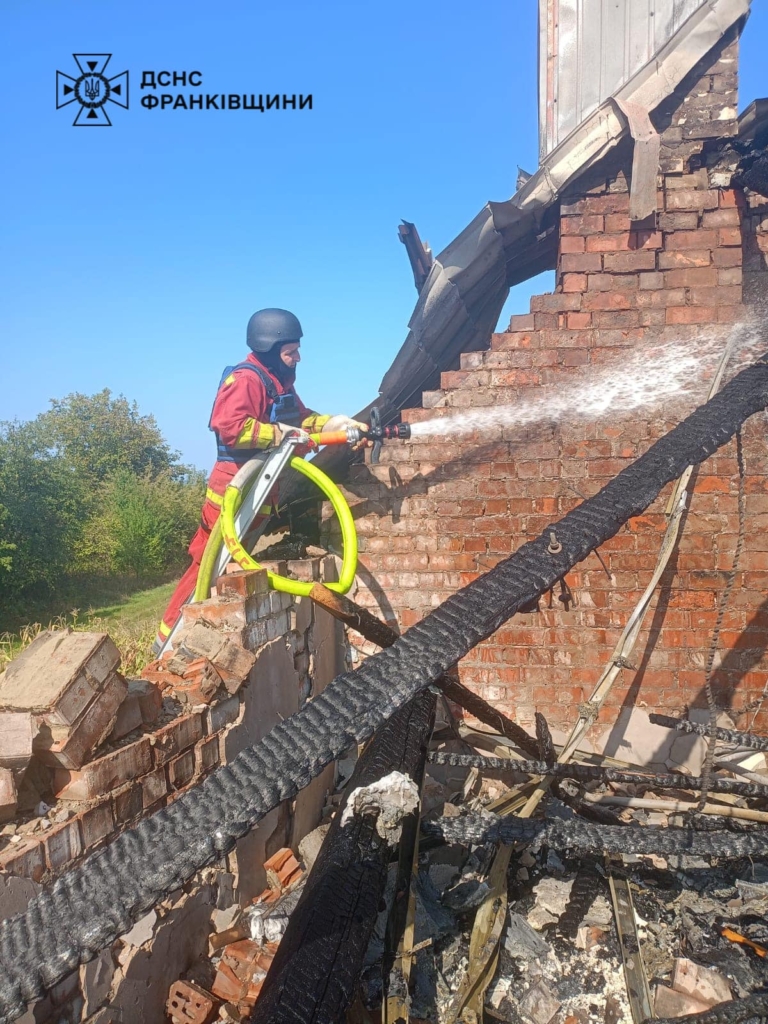 У будинках двох сіл через падіння уламків ракет сталися пожежі, - ДСНС 1