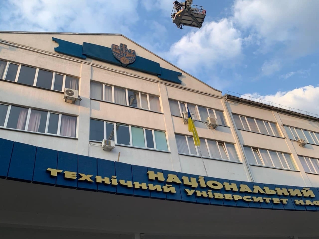 На фронтон головного корпусу ІФНТУНГ повернули герб, який був пошкоджений внаслідок обстрілу 22 червня