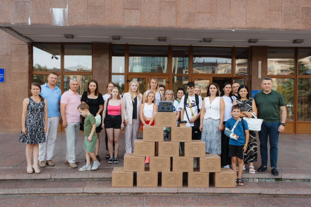 У Франківську 15 родинам полеглих захисників передали зарядні станції 1