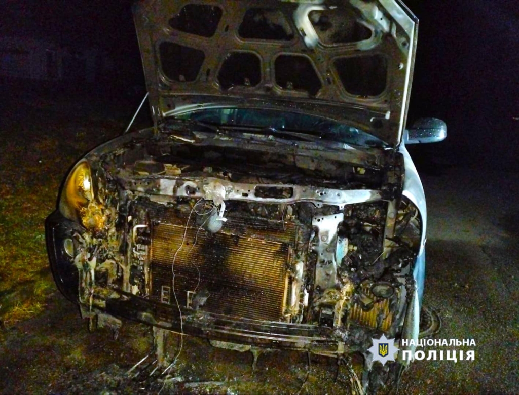 У Франківську затримали чоловіка, який вночі підпалив авто на Довженка 1