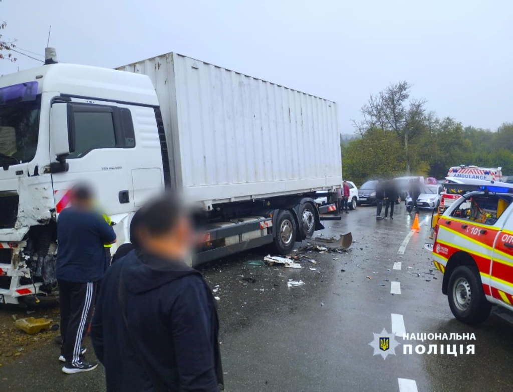 На Косівщині зіткнулися бус і фура: двоє загиблих, четверо травмованих у лікарні 2