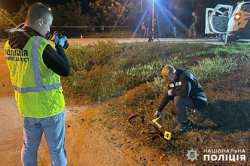 На Хмельниччині п'яний водій розстріляв два поліцейські авто та поранив двох людей 1