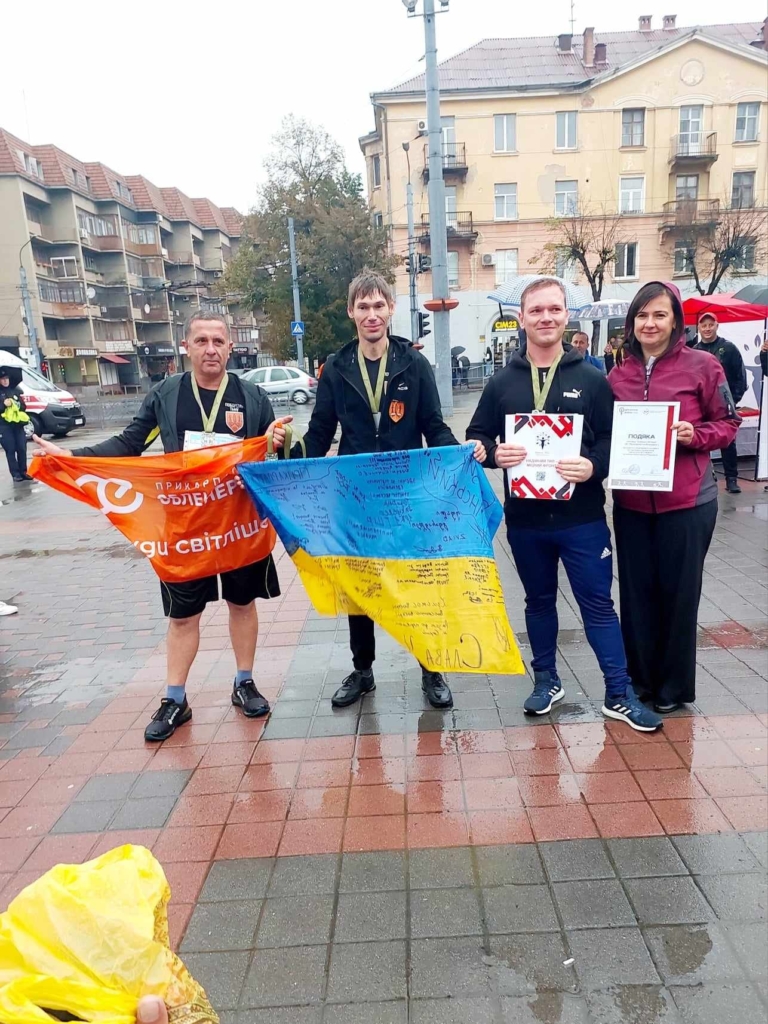 Дружини воїнів на благодійній естафеті у Франківську зібрали майже 60 000 для ЗСУ 2