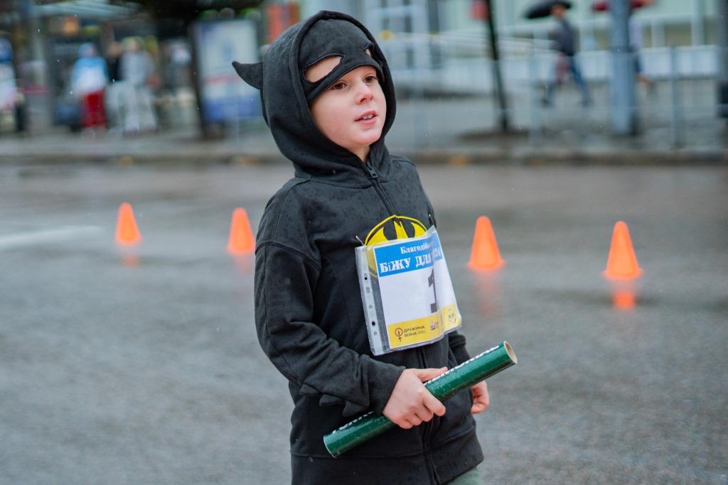 Хлопчик на акції Біжу для ЗСУ