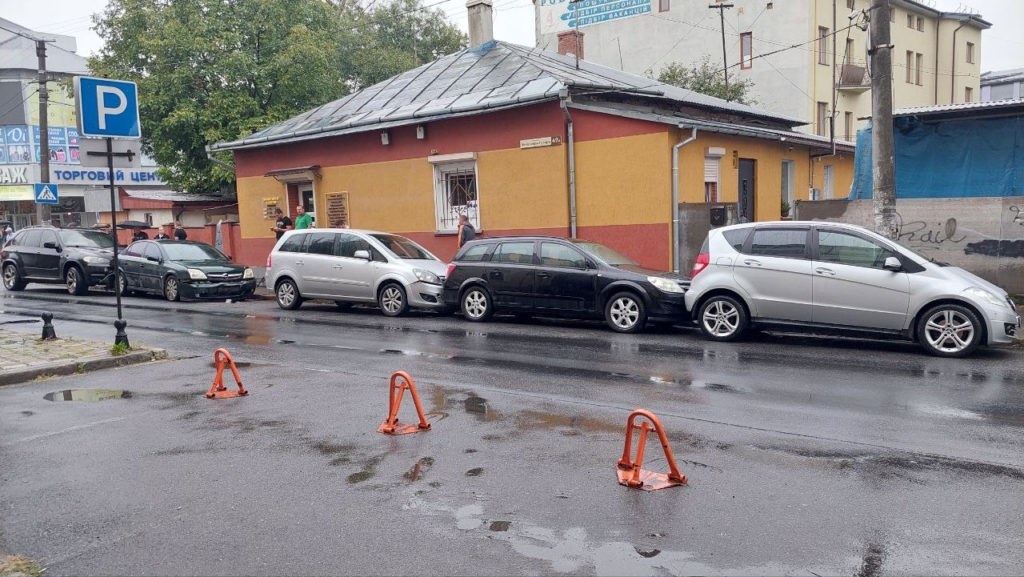 У Франківську на перехресті Тичини-Гузара сталася ДТП за участю шести авто 1