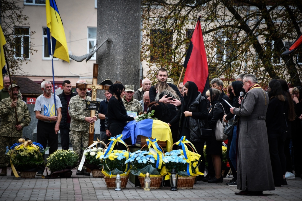 У Рогатині попрощались із 26-річним воїном Романом Голубцем. ФОТО 2