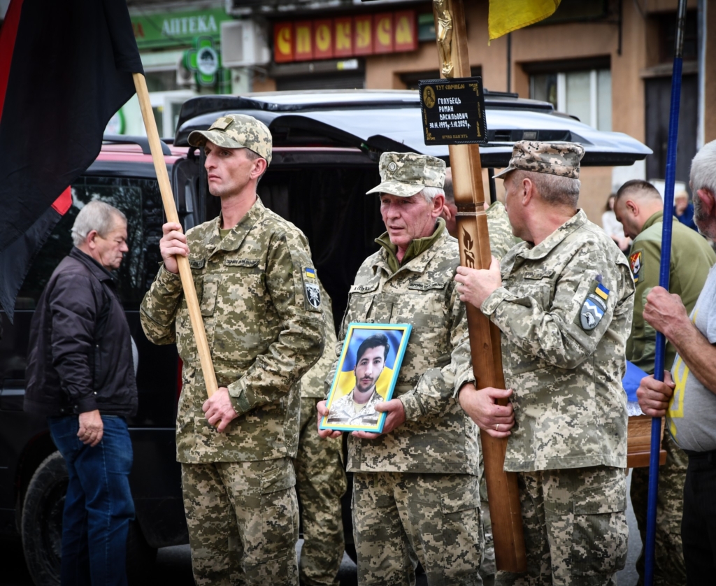 У Рогатині попрощались із 26-річним воїном Романом Голубцем. ФОТО 5