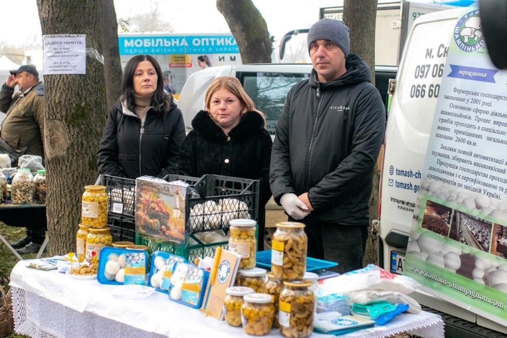 Пів сотні виробників представили свій крам на осінньому ярмарку в Коломиї 3