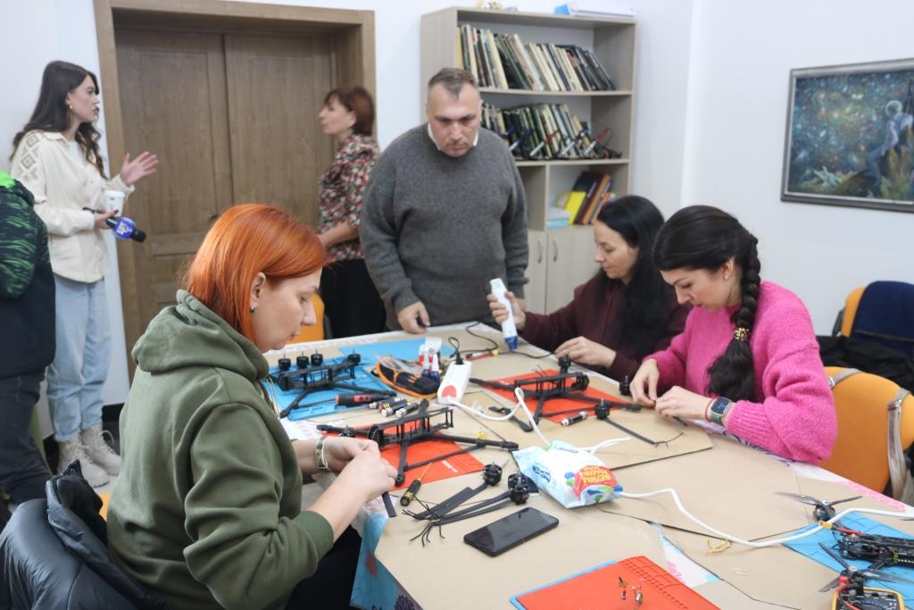 У Франківську збирати дрони-камікадзе вчилися дружини військових