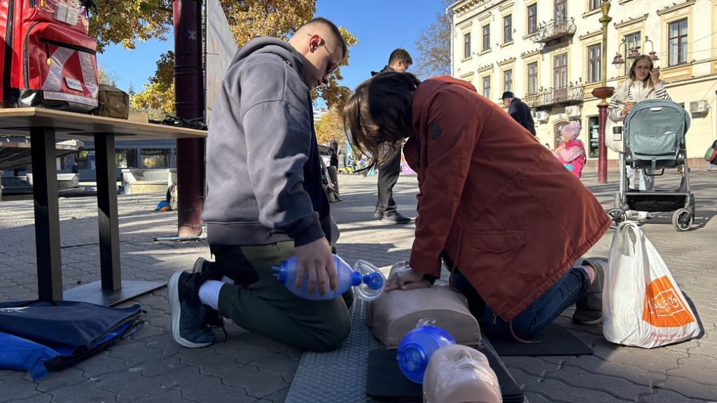 Франківців вчили ножовому бою, домедичній допомозі та збирати зброю 2