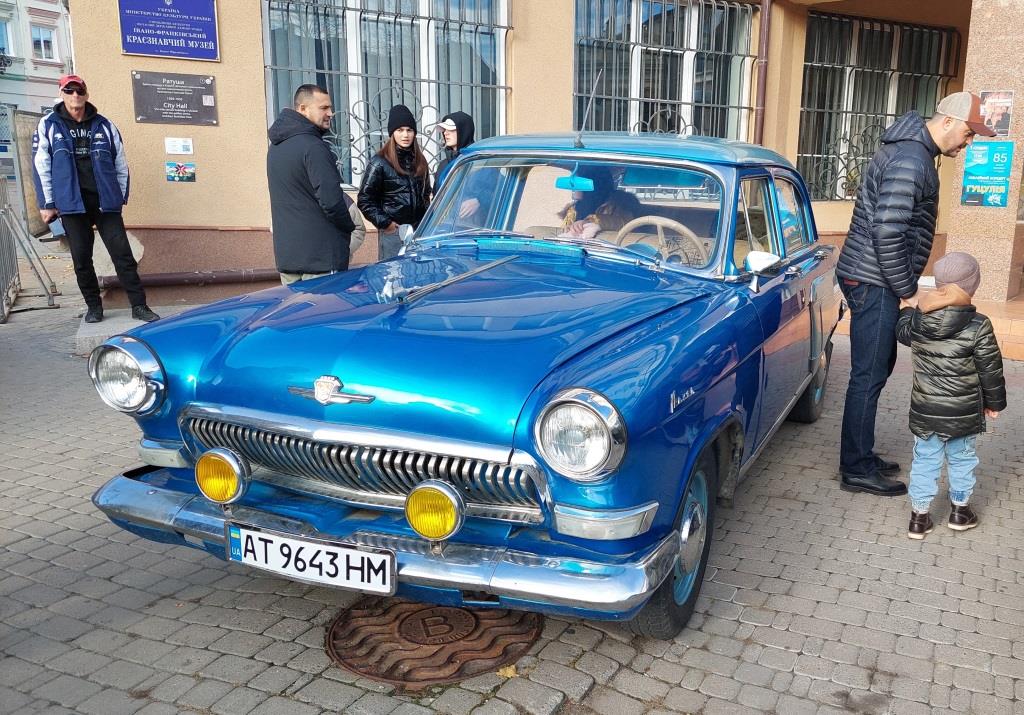 Стиль і міць: франківці за донати на ЗСУ фотографувалися з ретроавтомобілями 8