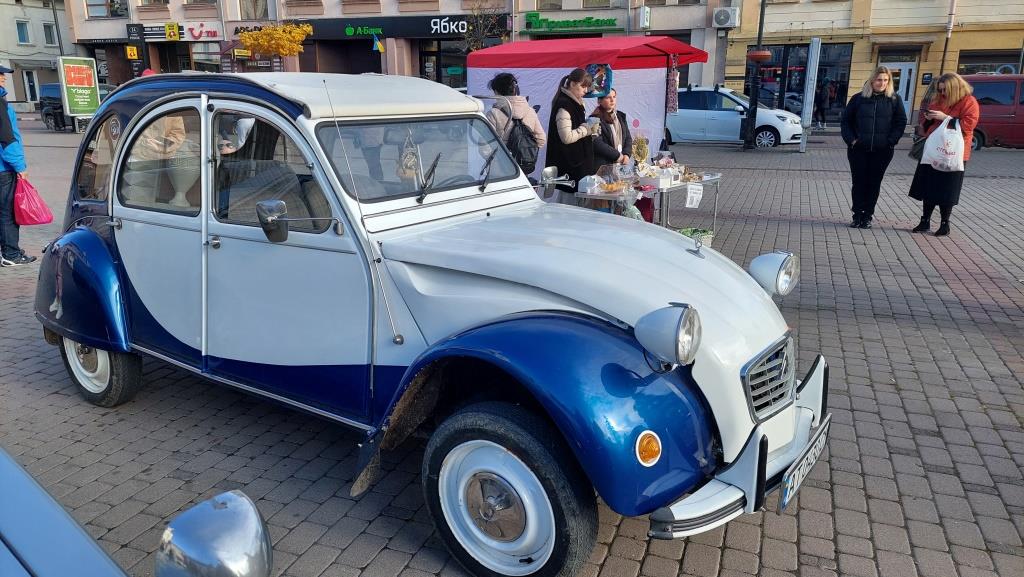 Стиль і міць: франківці за донати на ЗСУ фотографувалися з ретроавтомобілями 1