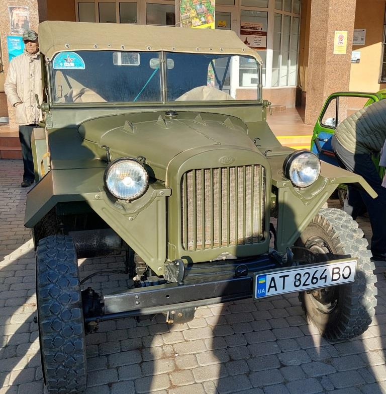 Стиль і міць: франківці за донати на ЗСУ фотографувалися з ретроавтомобілями 3