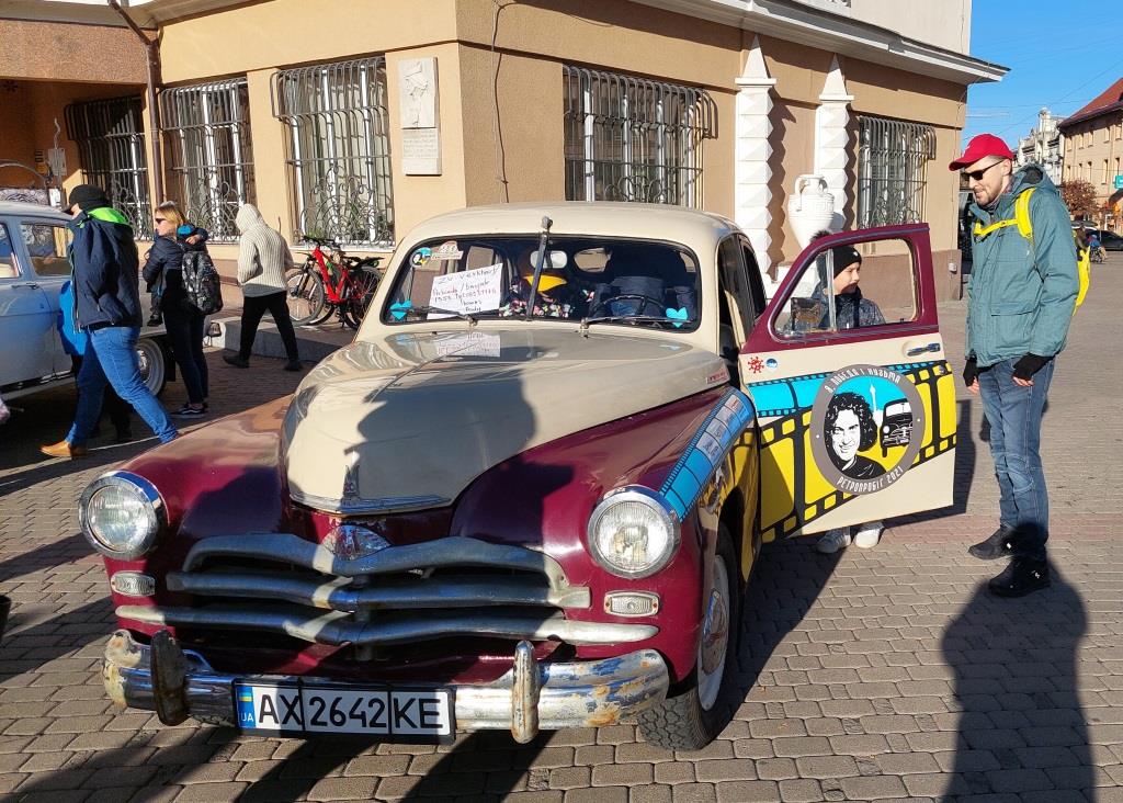 Стиль і міць: франківці за донати на ЗСУ фотографувалися з ретроавтомобілями 5