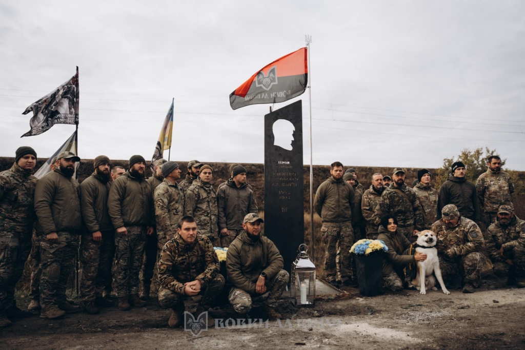 На Донеччині відкрили пам'ятну стелу легендарному командиру з Прикарпаття Дмитру Коцюбайлу 2