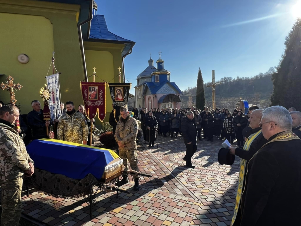 Громада Семенівки провела в останню путь захисника Олега Бойка 1