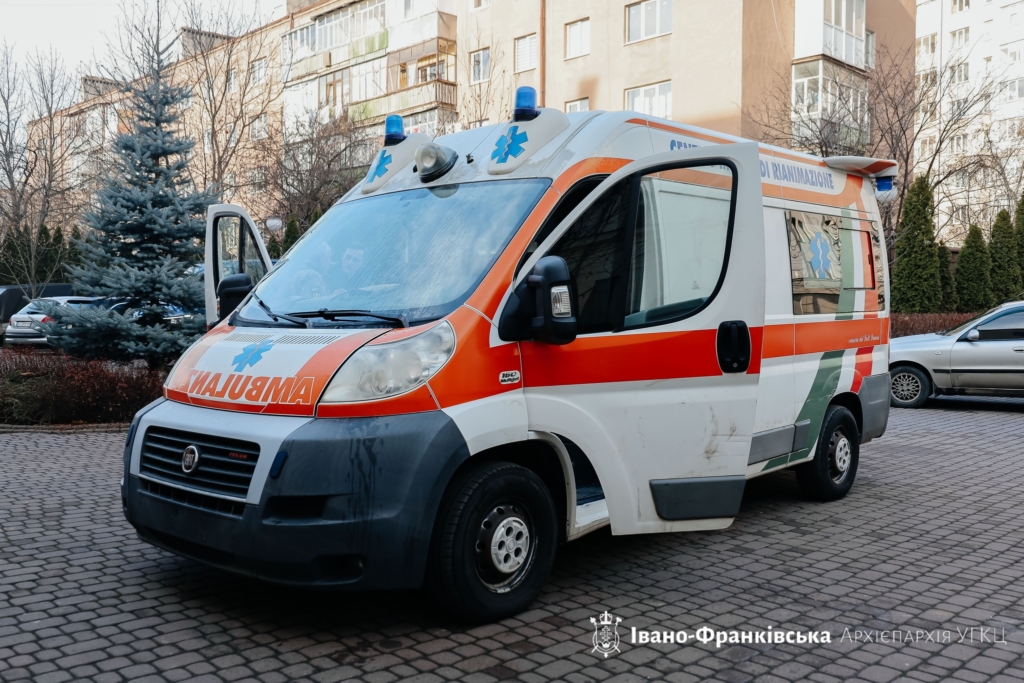 Франківська архієпархія УГКЦ передала військовим "швидку" 1