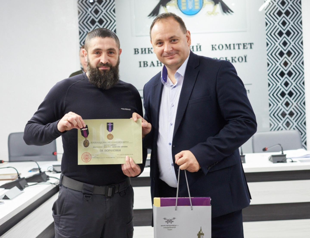 Захисник Михайло Попадюк отримав відзнаку “За поранення” від Міністерства оборони України.