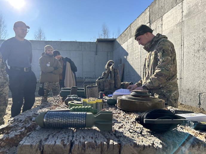 До чоловіків долучаються жінки: розвідники 12 бригади "Азов" провели вишкіл на Франківщині 2