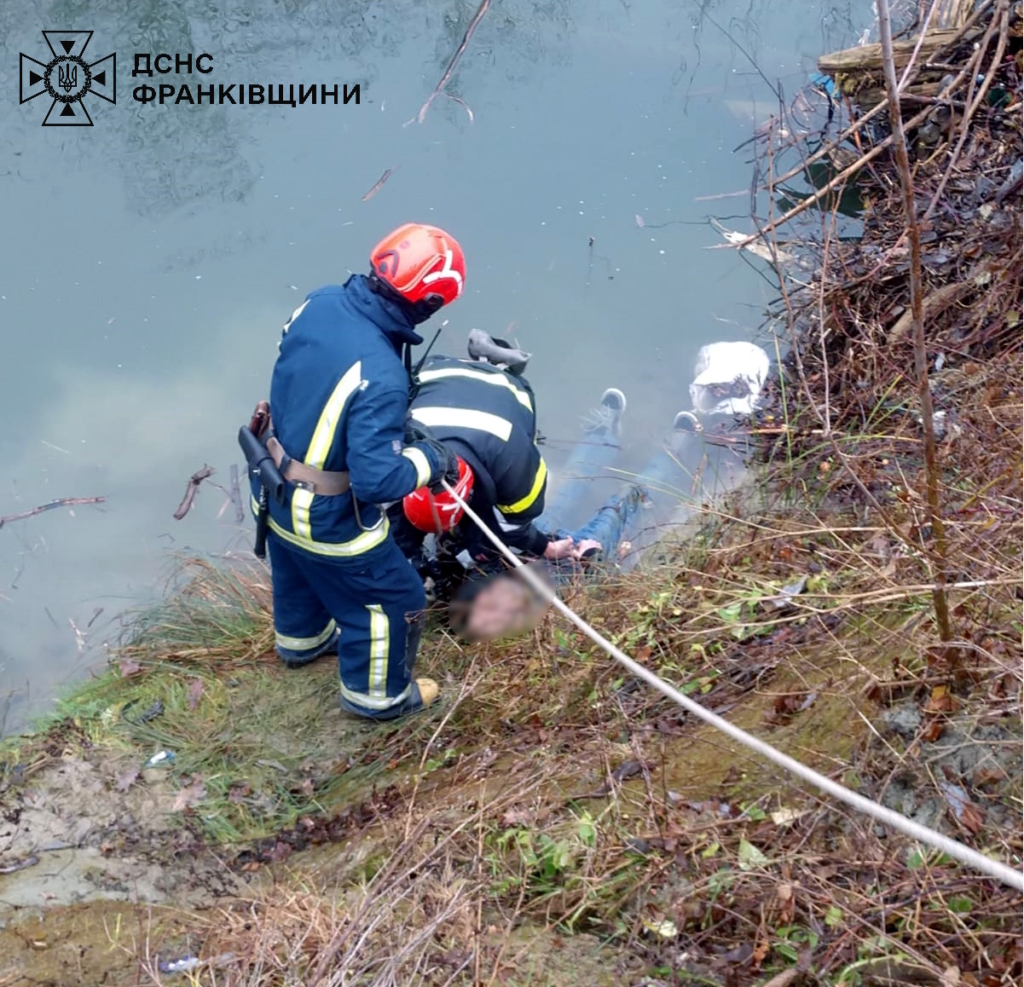 На Косівщині рятувальники витягли з річки чоловіка 1