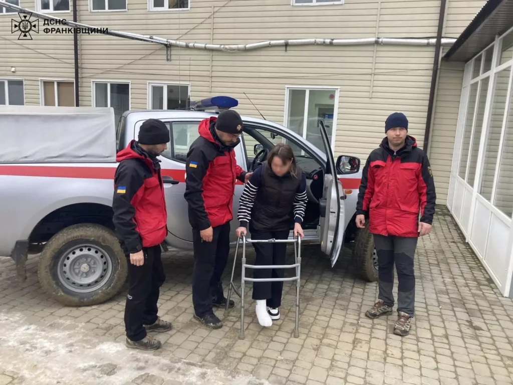 Рятувальники допомогли госпіталізувати хвору жінку з віддаленого верховинського села 1