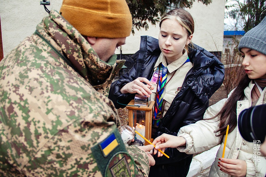 Франківські пластуни передали Вифлеємський вогонь 114 бригаді та нацгвардійцям 1