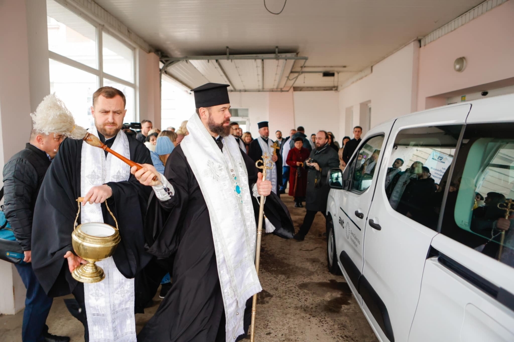 Прикарпатській родині, яка виховує 8 прийомних дітей, подарували Прикарпатській родині, яка виховує 8 прийомних дітей, подарували авто