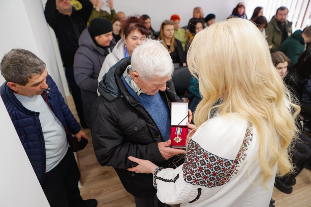 У Франківську родинам загиблих бійців вручили їхні державні нагороди 3