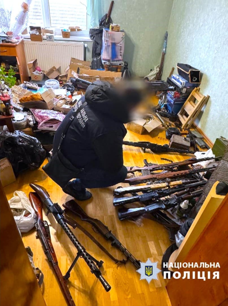 На Прикарпатті вилучили арсенал зброї та затримали чотирьох підозрюваних 1