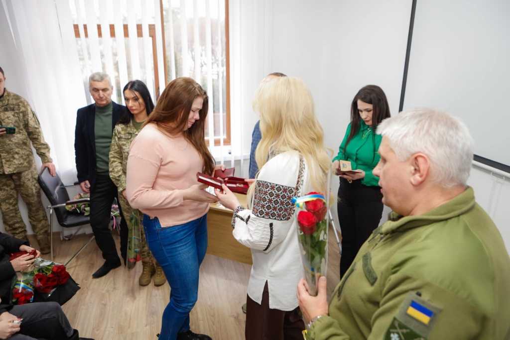 У Франківську родинам загиблих бійців вручили їхні державні нагороди 2